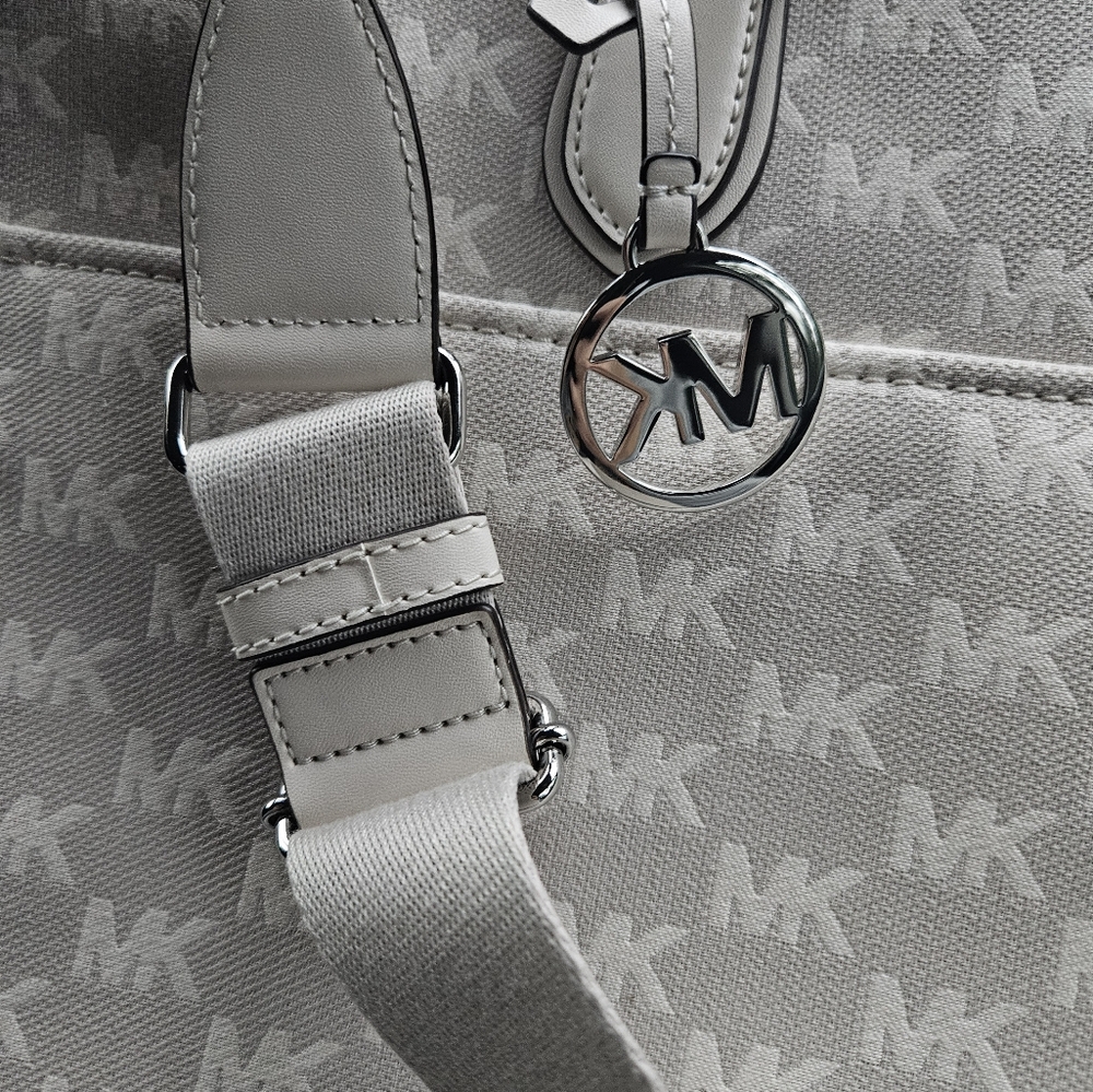 LOW START Michael Kors Gigi Large Tote Natural NWT - Picture 2 of 3